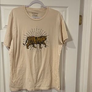 Cream T-Shirt with Tiger Graphic size XL
